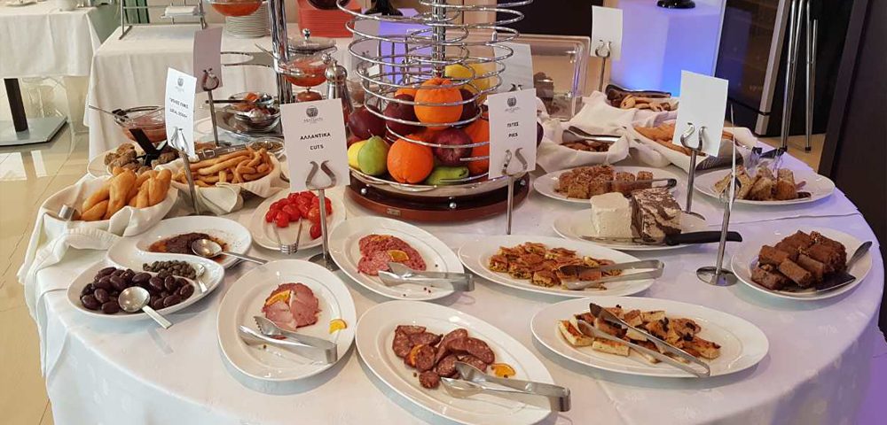 Ελληνικό πρωινό στο ξενοδοχείο Μενελάιον αλλαντικά greek breakfast sausages